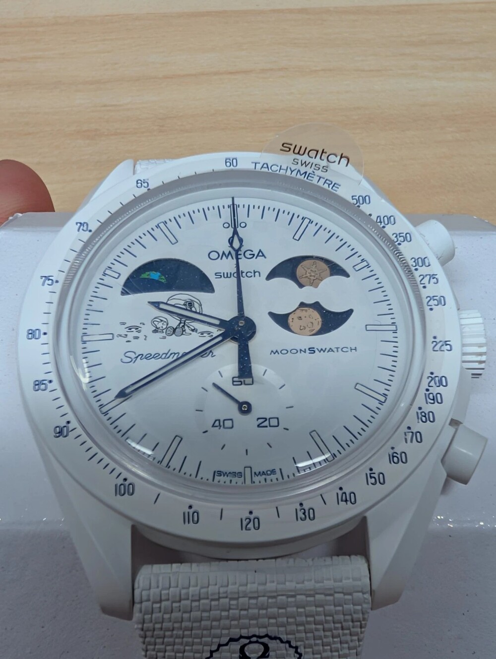 NWOT Swatch x Omega Mission to Earthphase Moonshine Gold Snoopy Cold Moon Watch - Picture 4 of 5
